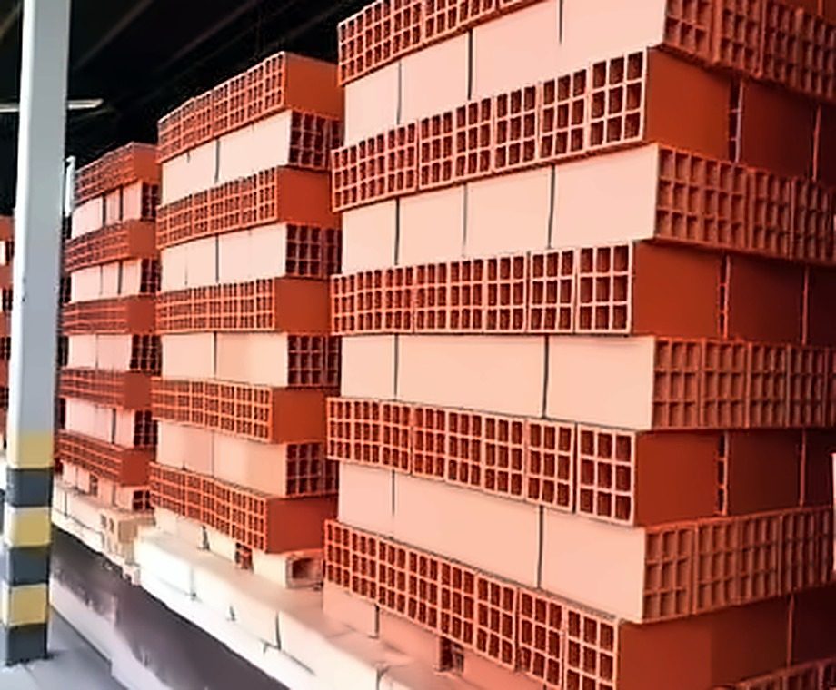 Bloques de arcilla apilados en la fábrica de Alfarería La Palma, San Mateo, Anzoátegui